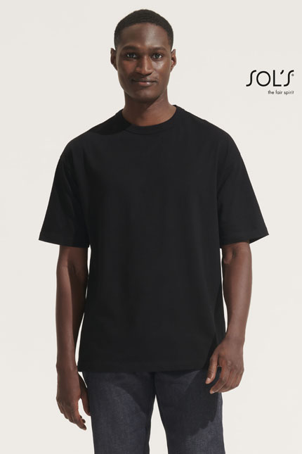 Boxy Men - 03806ΜΠΛΟΥΖΕΣ / SOLSΑνδρικό Oversized T-shirtΠεριγραφή: Φαρδιά κοντά μανίκια με πλαϊνές ραφές και στρογγυλή λαιμόκοψη, ιδανικό για casual εμφανίσεις. Διαθέτει φακαρόλα στο λαιμό για καλύτερη εφαρμογή και στυλ. Σύνθεση:Jersey 180g/m² - 100% Οργανικό Βαμβάκι πενιέ - σε μετάβαση - Διατίθεται σε πολλές επιλογές χρωμάτων, προσφέροντας ποικιλία για κάθε επαγγελματική περίσταση. Από τη χρήση σε εκδηλώσεις έως σε καθημερινές επαγγελματικές δραστηριότητες, αυτό το T-shirt ενσωματώνει στυλ και άνεση στην επαγγελματική ένδυση. Η κατασκευή του με οργανικό βαμβάκι εξασφαλίζει άνεση και ανθεκτικότητα για καθημερινή χρήση.Δυνατότητα Προσαρμογής: Μπορεί να προσαρμοστεί με εκτυπώσεις λογοτύπου ή μηνυμάτων του πελάτη, ιδανικό για branding και ομάδες εργασίας.Επικοινωνήστε μαζί μας για να βρούμε μαζί αυτό που θέλετε.